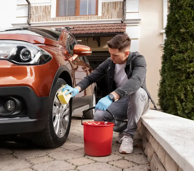 Lavage auto à domicile Champagnac-la-Prune : professionnel intervenant sur un véhicule